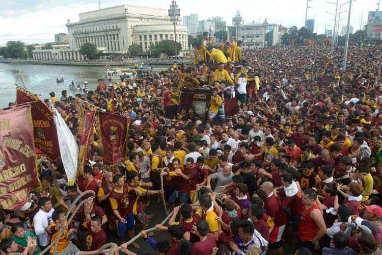 Os filipinos atribuem ao Nazareno Negro a faculdade de realizar milagres e atender a desejos