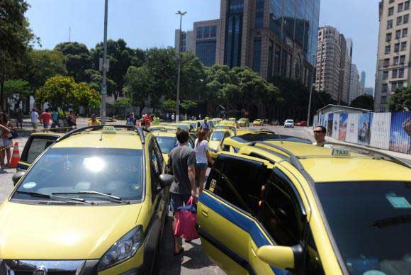 A nova tarifa vale para os táxis que fazem ponto nos principais portões de entrada da cidade, além de hotéis e pontos turísticos do Rio de Janeiro