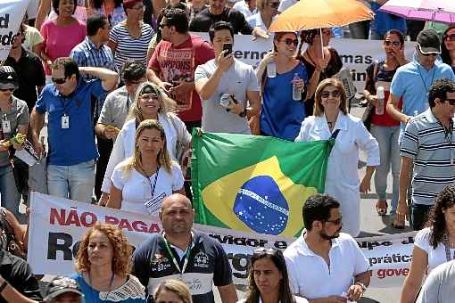 Servidores da saúde fizeram manifestação na manhã de ontem: greve mesmo com pagamento