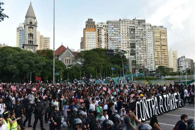 Segundo a PM, mais de 2 mil pessoas em São Paulo protestam contra o reajuste da passagem para R$ 3,50