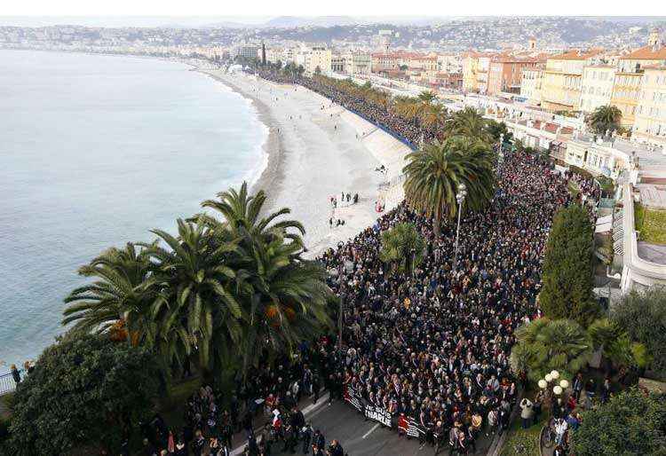 Em Pau, sudoeste do país, ao menos 30 mil pessoas se reuniram, além de Nice, com 23 mil participantes. Mais de 700 mil pessoas prestam homenagens às vítimas de ataques