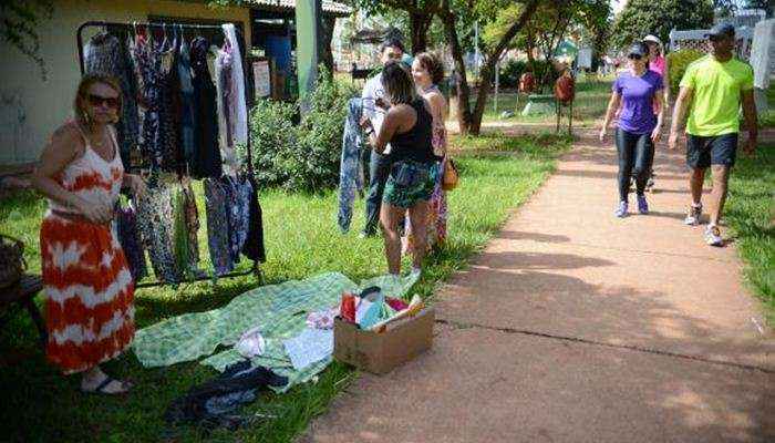 Professores do DF, que estão sem receber salário, organizaram no Parque da Cidade, uma feira para vender roupas e sapatos usados, artesanato e comidas