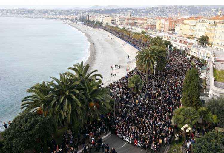 Neste sábado (10/1), uma marcha silenciosa uniu 23 mil pessoas na orla de Nice