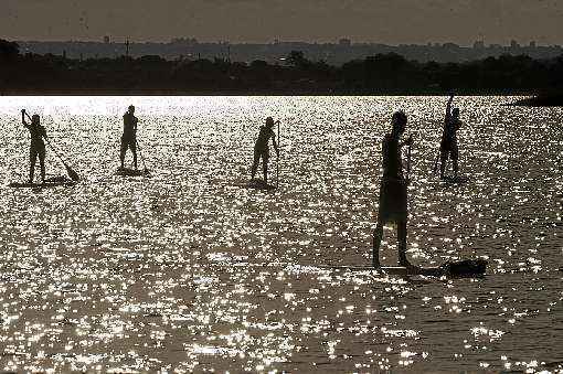 O calor em Brasília tem levado mais pessoas a se refrescarem e se divertirem no Lago Paranoá. Segundo especialistas, o sol deve ser evitado entre 11h e 15h