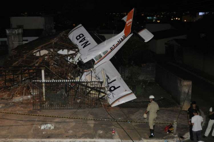 Dois passageiros ficaram feridos e estão internados, mas o piloto e a namorada morreram no acidente