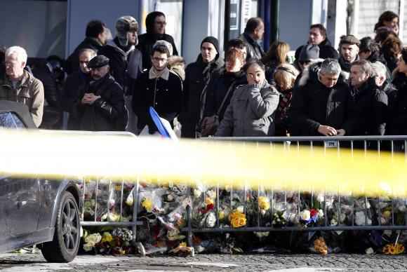 Pessoas prestam homenagem em Paris às vítimas dos atentados terroristas