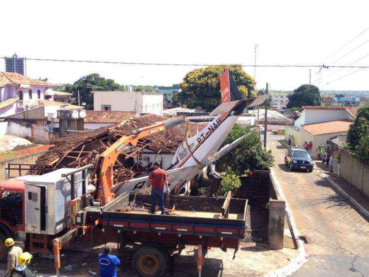 Avião é retirado de área residencial em Luziânia