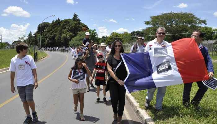 Cerca de 150 pessoas segue em direção ao Parque da Cidade