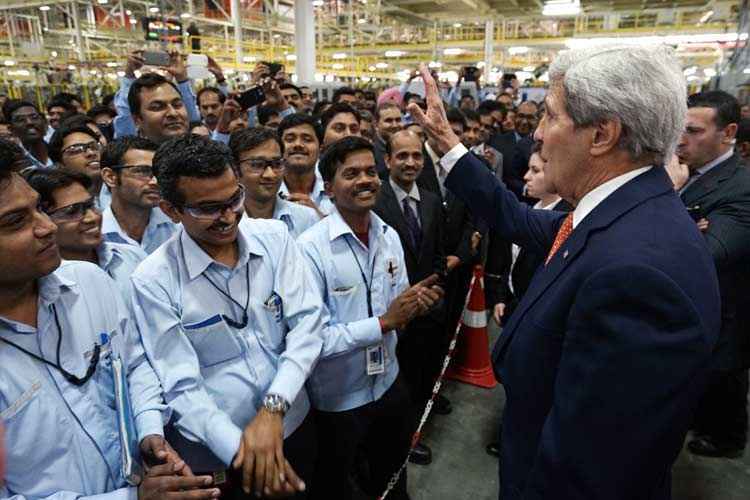 John Kerry fala com os trabalhadores da Ford Índia