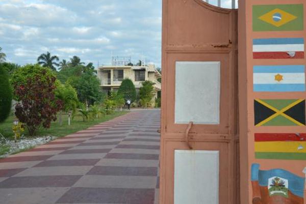 Les Cayes (Haiti) - Fachada do hotel do arquiteto haitiano Louiser Pierre Guy