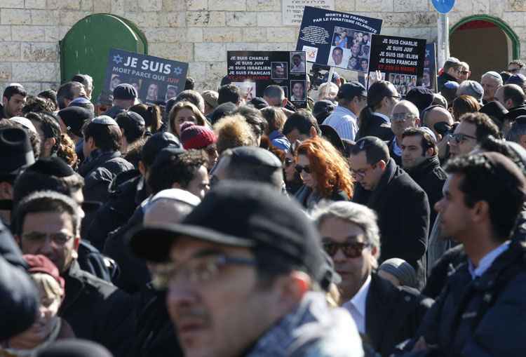 Com cartazes com as fotos das vítimas, multidão acompanha funeral de judeus