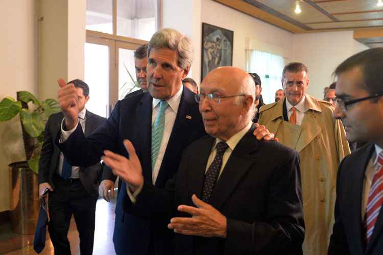 Kerry participou de conferência junto ao assessor de Segurança Nacional do Paquistão, Sartaj Aziz, no Ministério das Relações Exteriores, em Islamabad