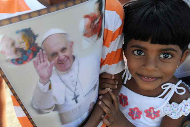 Neste país ainda dividido entre cingaleses e a minoria tamil, a Igreja tem um papel particular, já que há católicos nas duas comunidades