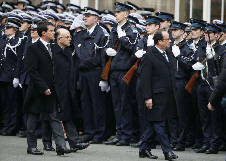 O presidente francês, François Hollande (D), ministro francês do Interior Bernard Cazeneuve (C) e primeiro-ministro francês Manuel Valls (E) participam da cerimônia