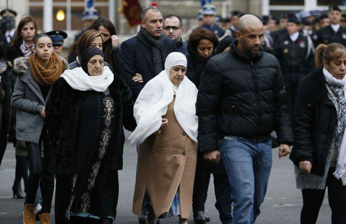 A família de Ahmed Merabet, policial muçulmano, participa da cerimônia