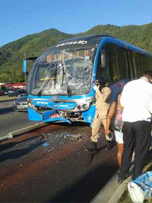 Acidente ocorreu por volta das 7h30 na estação Cetex, quando dois ônibus colidiram