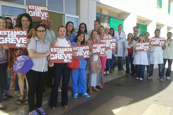 Servidores cruzam os braços em frente ao HRSM