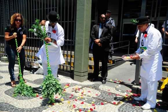 Confraria do Garoto faz a lavagem simbólica da porta da Petrobras, no centro do Rio de Janeiro