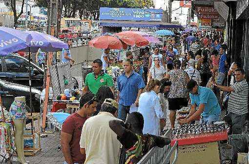 No centro de Taguatinga, sobra pouco espaço para pedestres: comerciantes formais reclamam