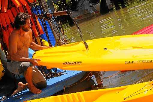 André Corrêa aproveita o calorão para lucrar com o aluguel de pranchas de stand up paddle