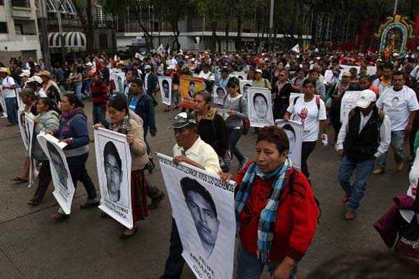 Pais de estudantes desaparecidos fazem manifestação