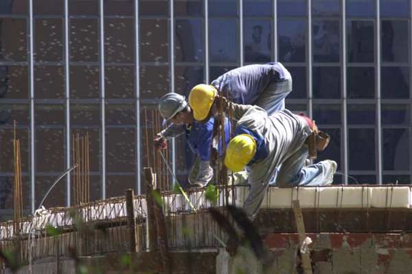 Entre janeiro e novembro de 2014, a contratação de mão de obra na construção civil caiu 0,14%, com corte de 14,8 mil postos de trabalho