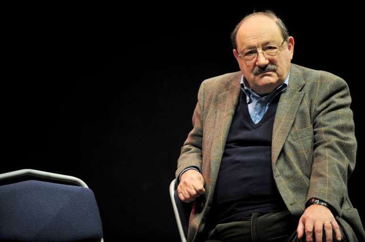 Novo romance de Umberto Eco propõe um manual do mau jornalismo