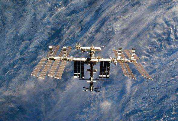 Imagem do arquivo NASA mostra um close-up da Estação Espacial Internacional fotografada por um membro da tripulação STS-133 no ônibus espacial Discovery