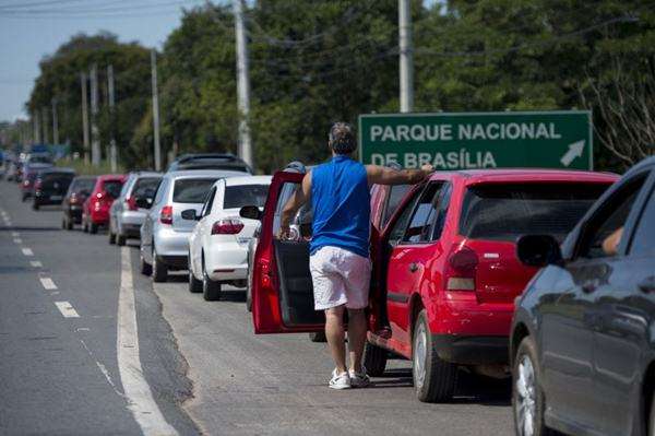 Em plena manhã de quarta-feira (14/1), a fila de carros chegava a quase 1 quilômetro