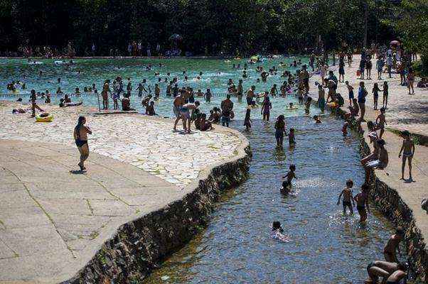 O parque conta com duas piscinas, conhecidas pelos frequentadores como a velha e a nova