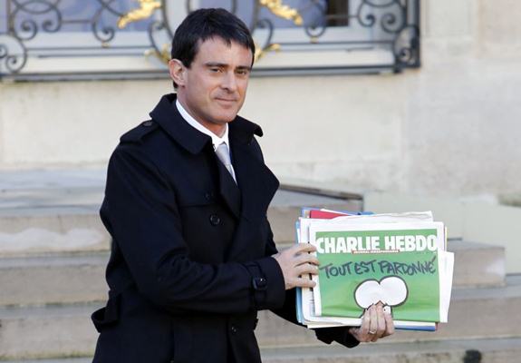 Primeiro-ministro da França, Manuel Valls, segura a última edição da revista satírica francesa Charlie Hebdo