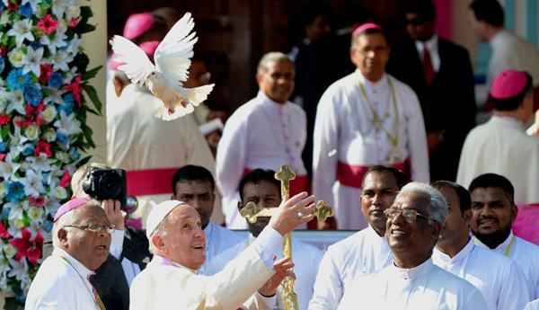 O Papa libera uma pomba como símbolo da paz na igreja Madhu no noroeste de Sri Lanka