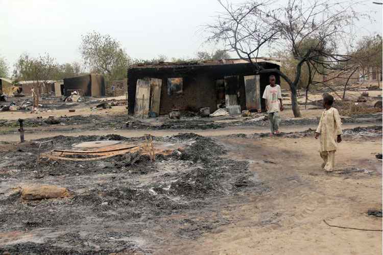 Casas incendiadas na cidade de Baga, após combates em abril de 2013