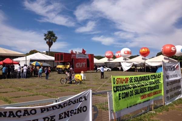 Faixas são penduradas em frente ao Buriti