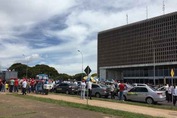 Taxistas fecham três faixas do Eixo Monumental