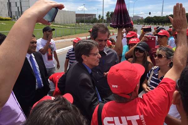 Secretário da Casa Civil, Hélio Doyle, tenta negociar com manifestantes