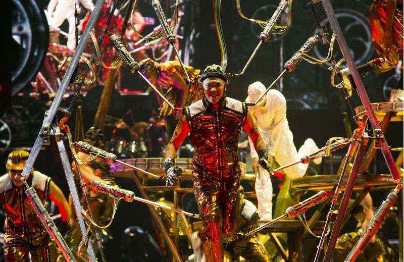 Apresentação do Cirque du Soleil durante turnê de homenagem a Michael Jackson