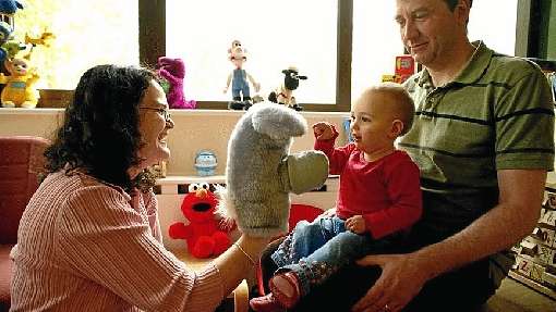 A pesquisadora Jane Herbert testa a capacidade de um bebê se lembrar de um fantoche: 