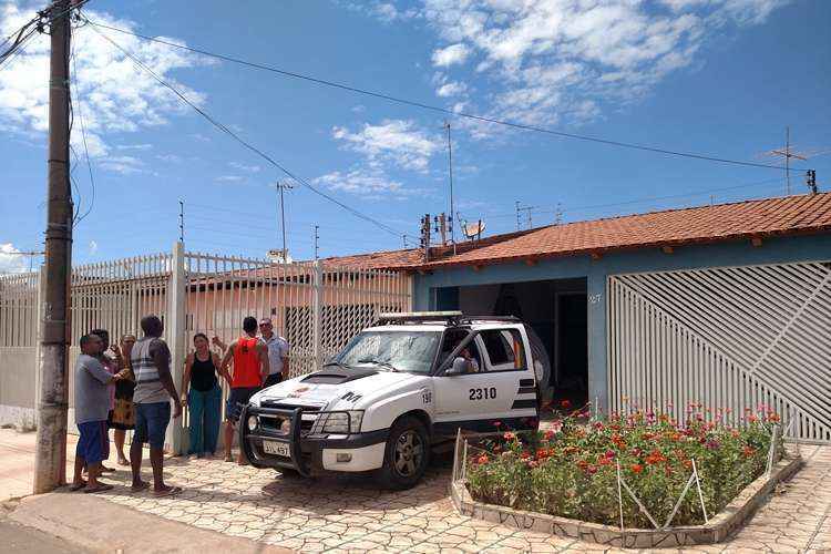 Vizinhos se reuniram em frente à casa que serviu de palco para as facadas