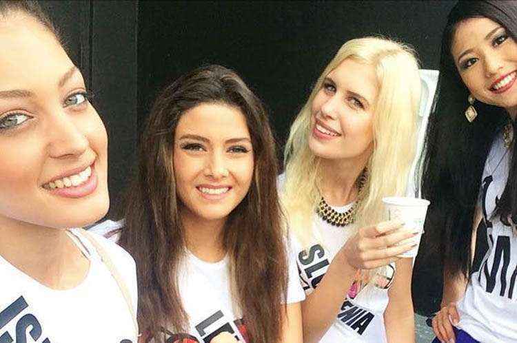 Da esquerda para direita estão a miss Israel, miss Líbano, miss Eslovênia e miss Japão