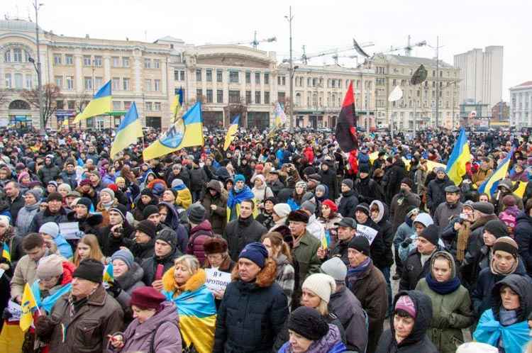 Ucrânia afasta rebeldes no aeroporto de Donetsk e milhares vão às ruas