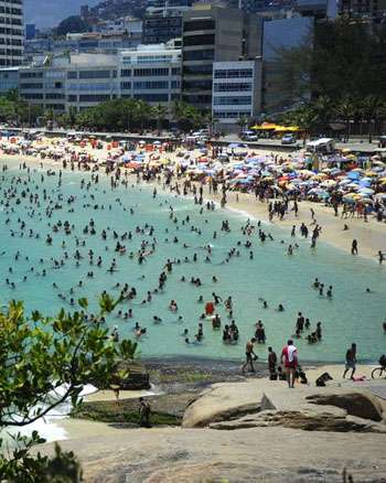 Praias da zona sul da capital fluminense estão lotadas de pessoas tentando aliviar o calor: temperatura alta