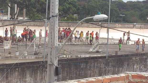 Os internos se rebelaram nas três unidades do Complexo Prisional do Curado. Vinte e um presos ficaram feridos