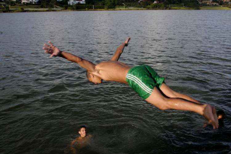 Brasilienses foram ao Calçadão da Asa Norte para tentar amenizar o calor com um mergulho no Lago Paranoá