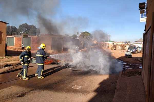 Bombeiros apagam fogo