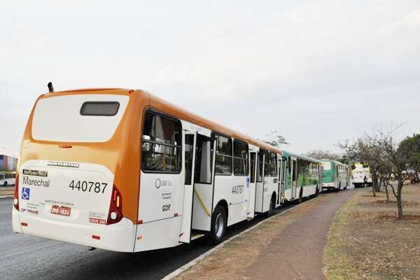 Com salários atrasados, rodoviários da empresa Marechal entram em greve 