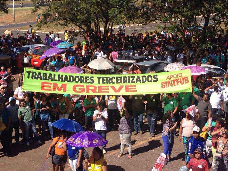 Cerca de 2 mil pessoas ocupam três faixas na direita da via N1, no Eixo Monumental