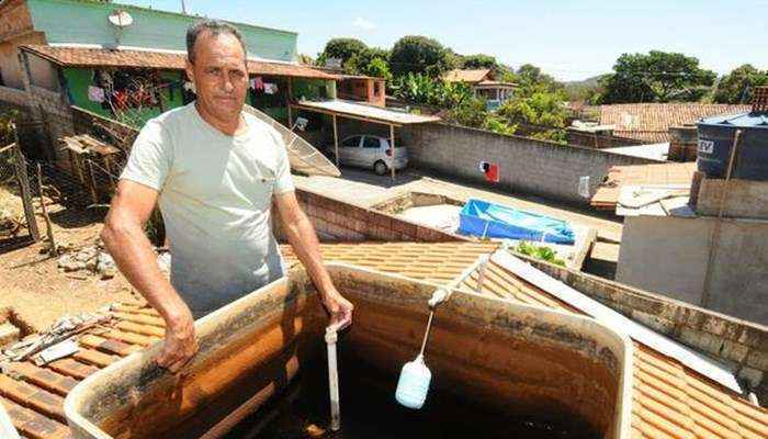 Ouro Preto adota rodízio de abastecimento e já se prepara para um carnaval sem água. Na foto, morador do distrito de Amarantina