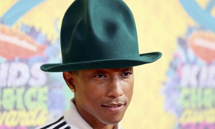 Pharrell Williams se apresenta na 57º edição do prêmio