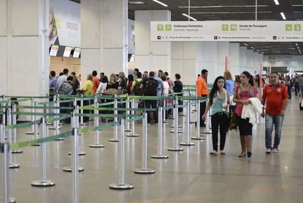 A mobilização dos trabalhadores da base da Federação Nacional dos Trabalhadores em Aviação Civil da CUT (Fentac) vai paralisar todas as decolagens e atendimentos nos aeroportos de todo o país